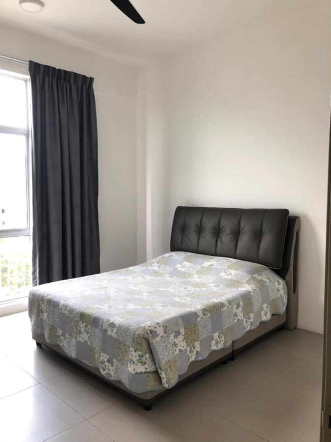 Barrington Square 2 At Golden Hill Night Market Apartment *